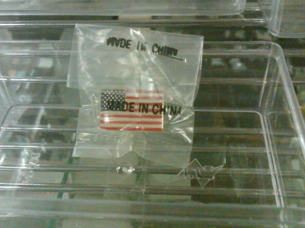 美国国务院礼品店销售“中国制造”国旗徽章